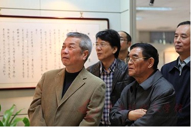 翟泰丰陪同作协领导参观展览.jpg