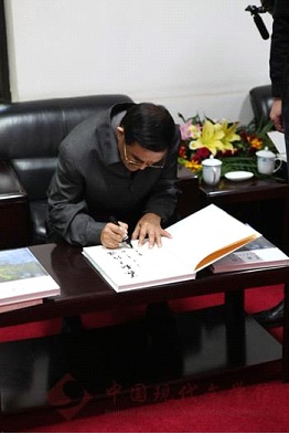 翟泰丰为读者题字.jpg
