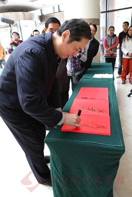 中国作协党组成员、副主席、书记处书记廖奔在开幕式现场签到.jpg