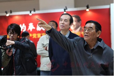 翟泰丰为现场嘉宾介绍作品.jpg
