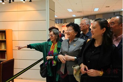 嘉宾在参观展览.jpg