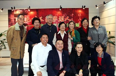 辛笛的家人与亲属合影.jpg