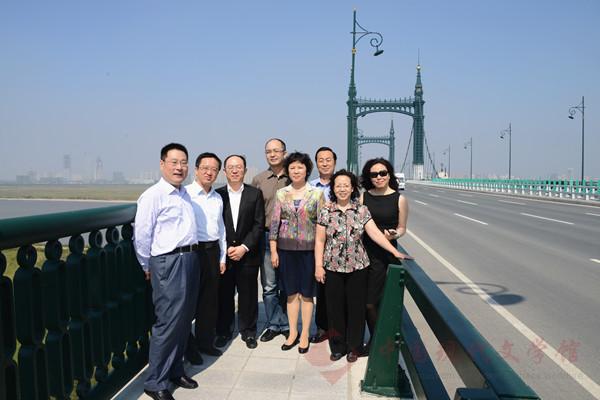 与会专家学者在哈尔滨阳明滩大桥合影.jpg