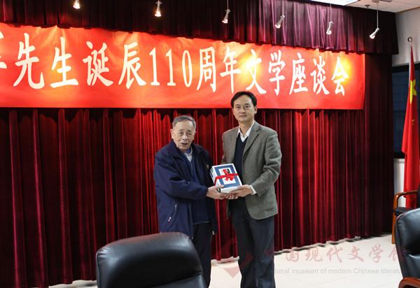 (四)中国现代文学馆副馆长梁海春接受何标先生捐赠《张我军全集》.jpg
