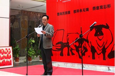 中国现代文学馆副馆长梁海春宣读中国美术家协会主席刘大为贺信.jpg