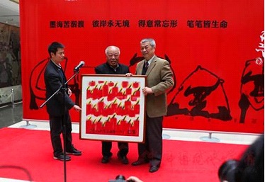 中国现代文学馆馆长陈建功接受鲁光先生(中)捐赠画作《生命》.jpg
