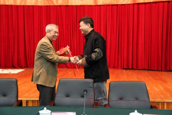 陈建功馆长接受张宝瑞捐赠.jpg