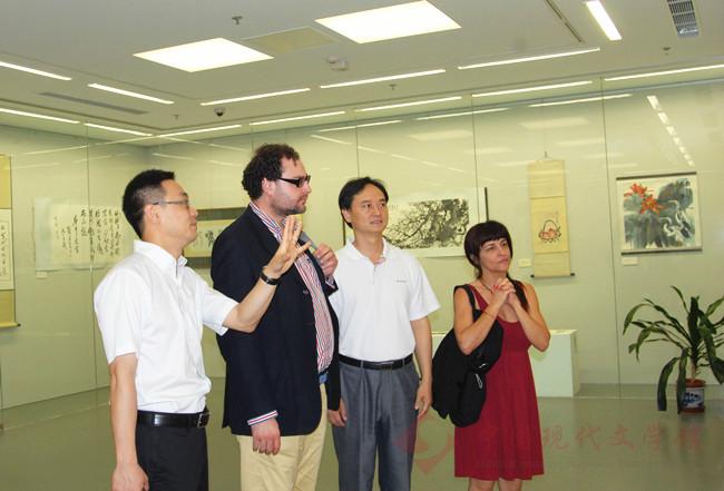 中国现代文学馆副馆长梁海春(左3)陪西班牙出版家、汉学家代表团参观文学馆.jpg