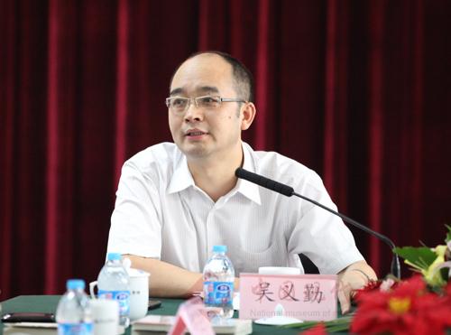 中国现代文学馆常务副馆长吴义勤主持会议.jpg