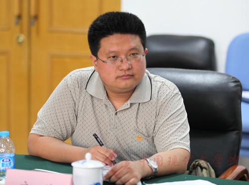 青年作家房伟听取专家学者点评.jpg