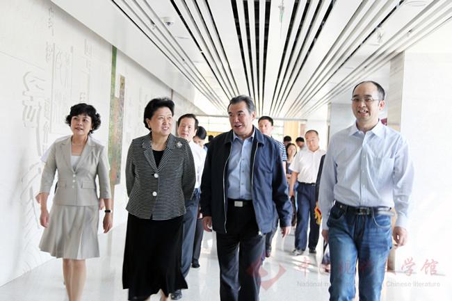 图片(二)刘延东同志视察中国现代文学馆二期工程.jpg