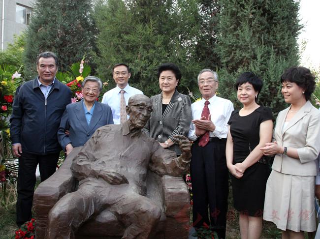 图片(九)刘延东同志为顾毓琇铜像揭幕并与作协领导及顾毓琇家属合影.jpg