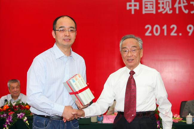 图片(八)顾慰庆向中国现代文学馆捐赠顾毓琇文物文献.jpg