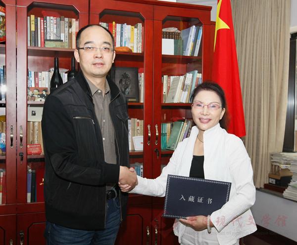 图为中国现代文学馆常务副馆长吴义勤为刘玉慧颁发文学馆入藏证书。(关金宝摄影).jpg