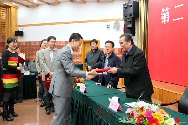 李冰书记为客座研究员颁发聘任证书.jpg