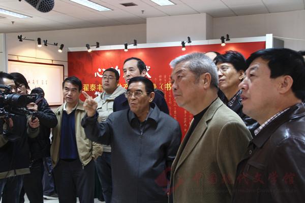 图片(五)中国作协名誉副主席翟泰丰为作协领导介绍作品.jpg
