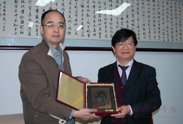 图片(一)中国现代文学馆常务副馆长吴义勤向台湾文学馆馆长李瑞腾(右一)赠送铜手模.jpg