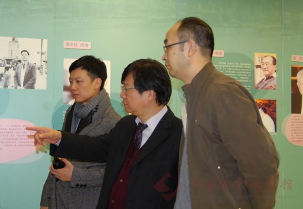 图片(五)吴义勤陪同李瑞腾参观《台港澳及海外华人作家捐赠陈列展》.jpg