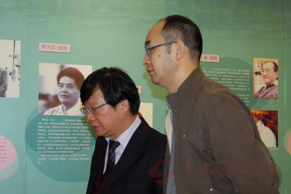 图片(四)吴义勤陪同李瑞腾参观《台港澳及海外华人作家捐赠陈列展》.jpg
