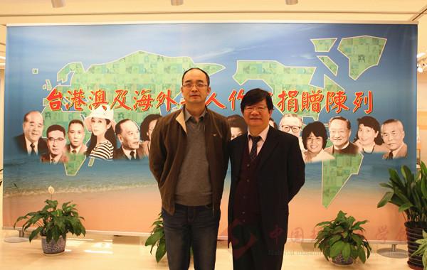 图片(三)吴义勤与李瑞腾在《台港澳及海外华人作家捐赠陈列展》前合影.jpg