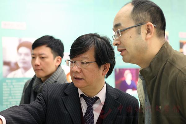 图片(七)吴义勤陪同李瑞腾参观《台港澳及海外华人作家捐赠陈列展》4.jpg