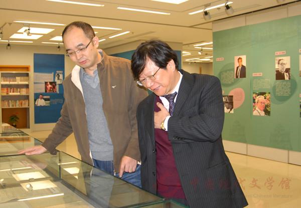 图片(六)吴义勤陪同李瑞腾参观《台港澳及海外华人作家捐赠陈列展》.jpg