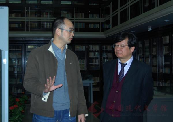 图片(二)常务副馆长吴义勤陪同台湾文学馆馆长李瑞腾参观图书库房.jpg
