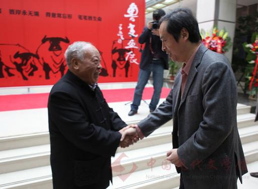 图片(五)中国作协党组成员、书记处书记、副主席廖奔向鲁光先生祝贺鲁光画展开展.jpg