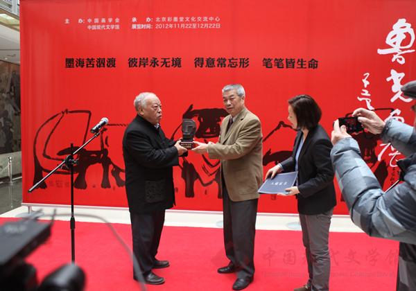 图片(四)中国现代文学馆馆长陈建功向鲁光先生颁发入藏证书及纪念品.jpg