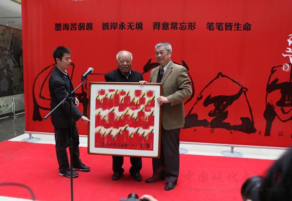 图片(三)中国现代文学馆馆长陈建功接受鲁光先生(中)捐赠画作《生命》.jpg