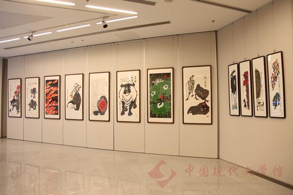 图片(九)鲁光画展一角.jpg