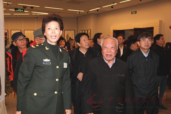 图片(八)鲁光先生陪同陈招娣少将及嘉宾参观画展.jpg