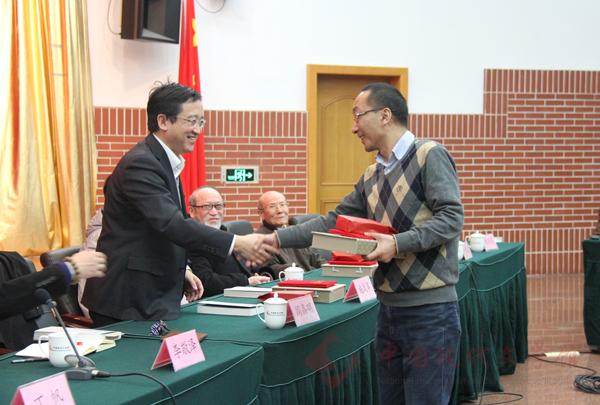 阎晶明为敬文东颁奖.jpg