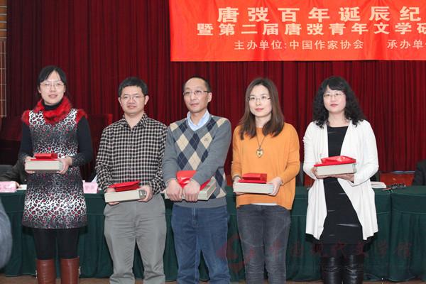 五位获奖青年批评家合影.jpg