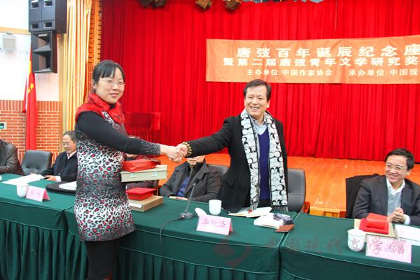 李敬泽为李丹梦颁奖.jpg