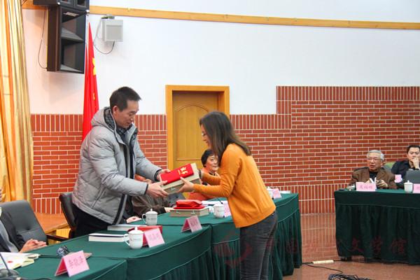 施战军为齐晓红颁奖.jpg