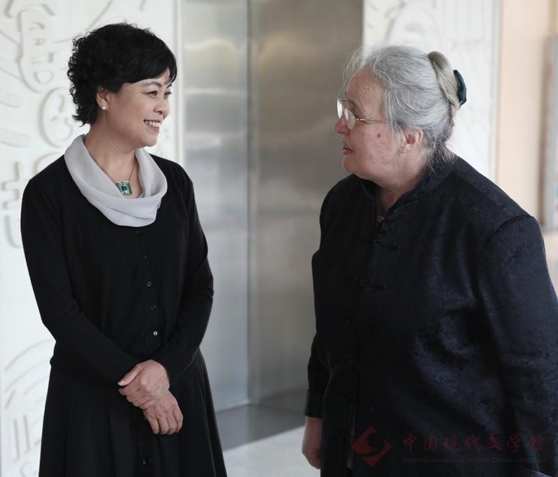 图二 铁凝主席陪同易德波教授参观文学馆.jpg