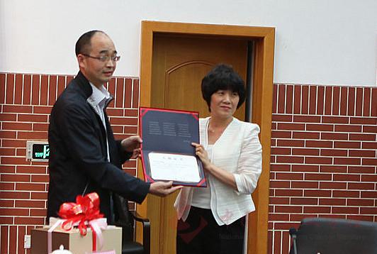 图三 吴义勤常务副馆长接受百花文艺出版社《孙犁全集》赠书.jpg
