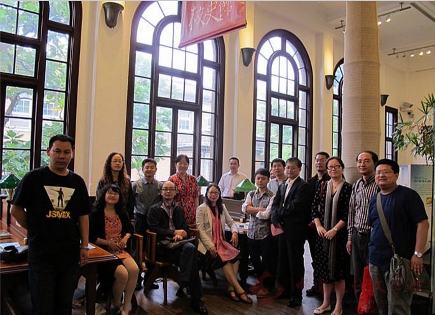 代表团成员在台湾大学校史馆留影.jpg