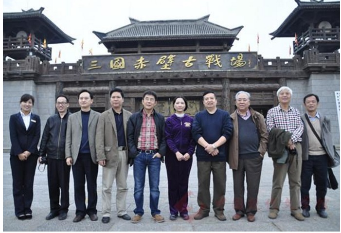 与会作家参观三国赤壁古战场.jpg