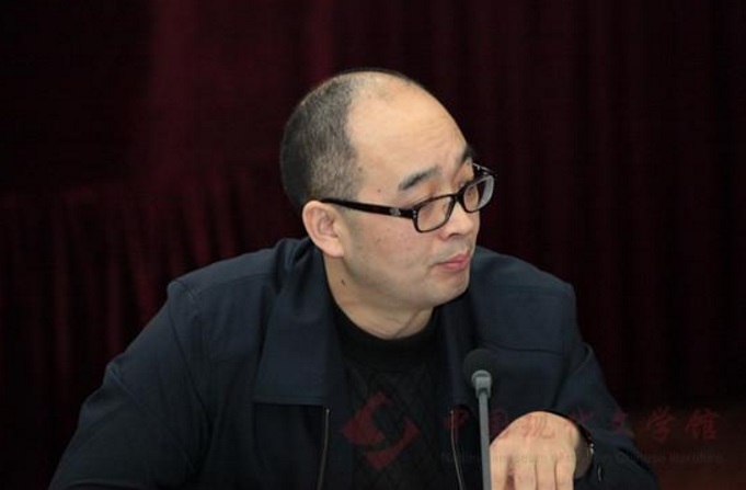 中国现代文学馆馆长吴义勤主持颁奖仪式.jpg