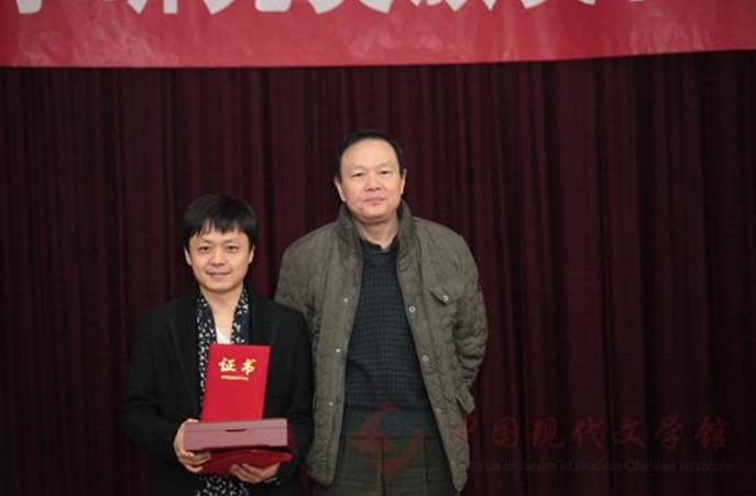 程光炜为杨庆祥颁奖.jpg