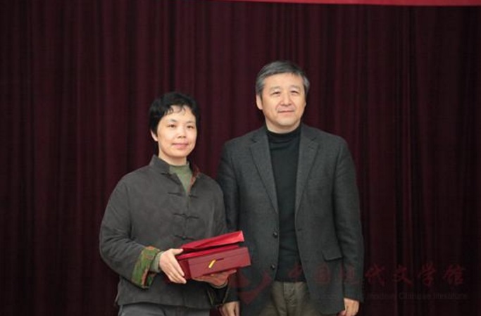 汪晖为张炼红颁奖.jpg