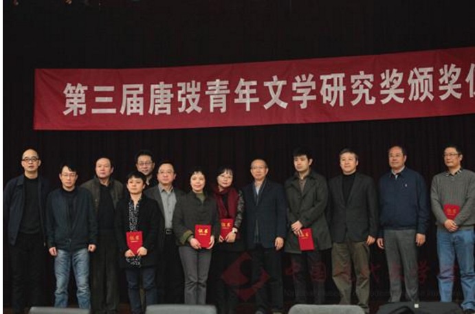 颁奖评委与五位获奖者合影.jpg