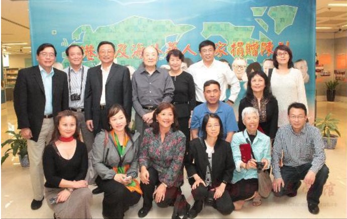 北美洛杉矶华文作家代表团参观文学馆展览合影.jpg