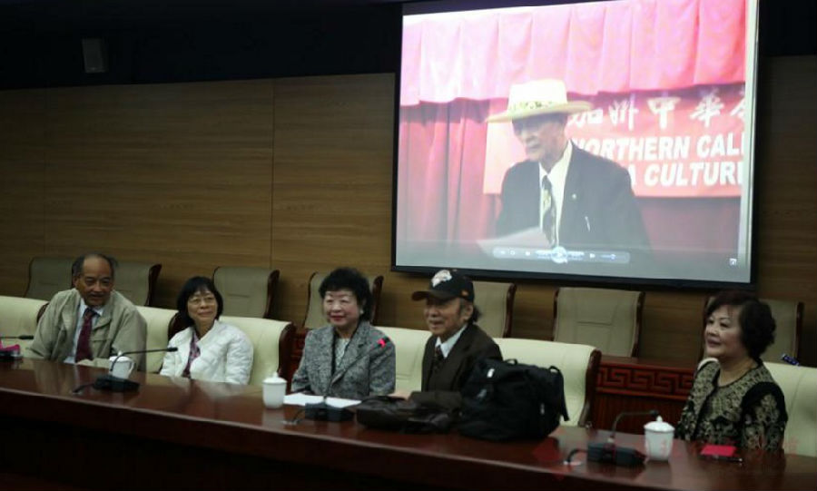 纪弦先生的二儿子路学恂夫妇(右二)和女儿路珊珊夫妇(左二)等家属出席捐赠仪式.jpg