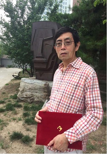 诗人北岛与熊秉明先生的雕塑作品《鲁迅》合影.jpg