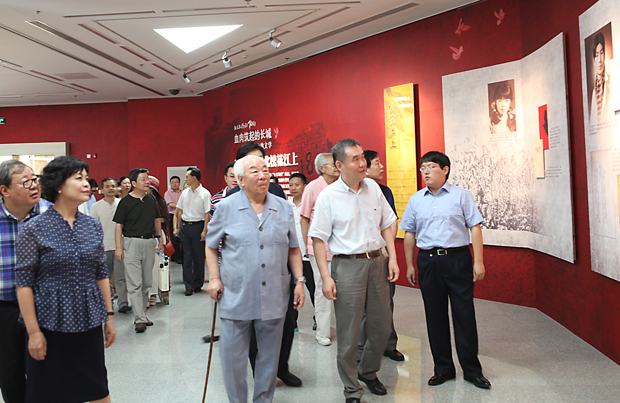 抗战70周年展览开幕式照片-参观展览图1.jpg