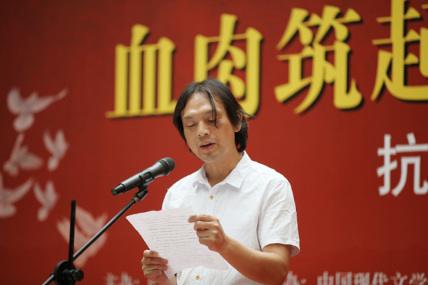 抗战70周年展览开幕式照片-李约热代表青年作家发言.jpg